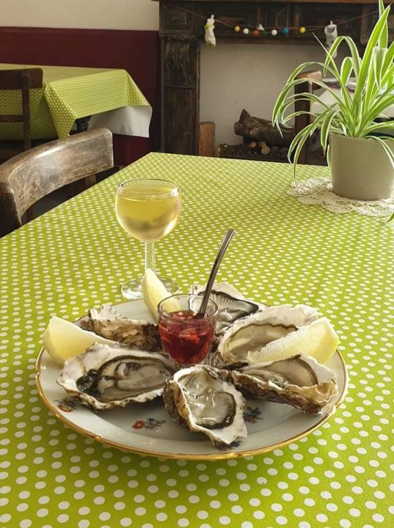assiette huitres et charcuterie